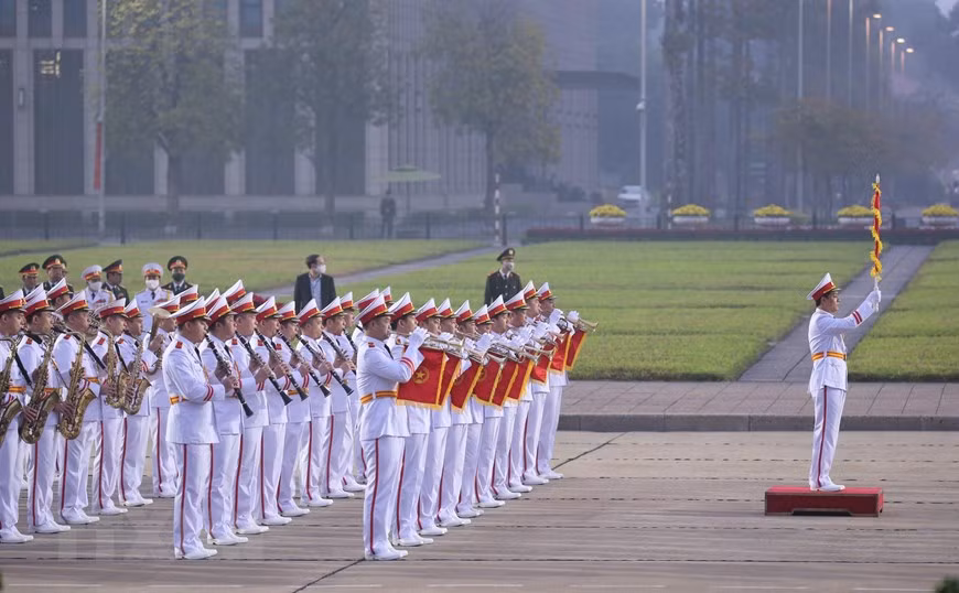  La troupe de musique de l'Armée populaire du Vietnam joue de la musique au mausolée du Président Hô Chi Minh. Photo : VNA 