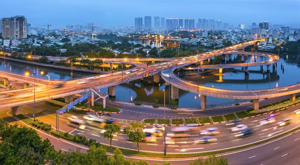  Le boulevard Nguyên Van Linh, de 17,8 km, relie la rue Huynh Tân Phat dans le 7e arrondissement à l'autoroute 1A. Le boulevard a une largeur de 120m, comprend 10 voies et 10 ponts. Investissement total : environ 100 millions de dollars. Cette avenue est considérée comme une artère vitale pour le développement économique de la zone sud de Hô Chi Minh-Ville. Photo : Vietnam Illustré 