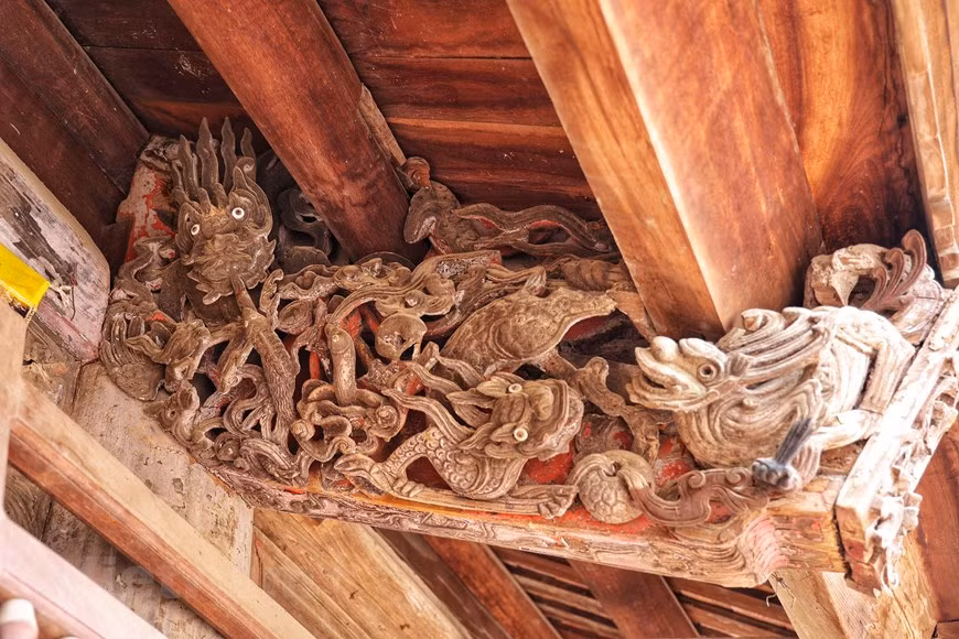  Les motifs ornementaux tels que dragons, tigres, poissons, oiseaux, fleurs, nuages sont sculptées. Photo: Vietnam+ 