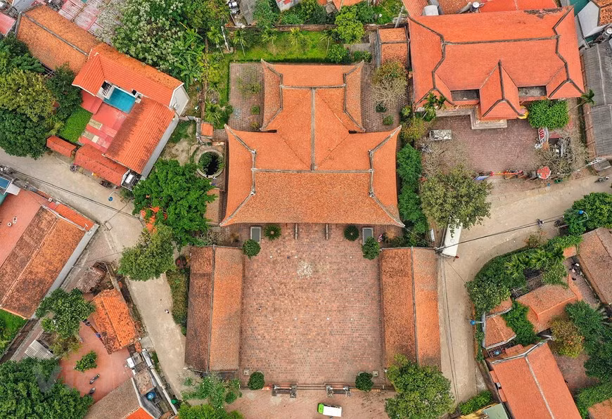  D'une superficie d'environ 1 800 m², le temple de Mong Phu est construit en 1533 sous la dynastie du roi Mac Dang Doanh. Le temple a été rénové plusieurs fois, en conservant encore son architecture et sa sculpture originales. Photo: Vietnam+ 