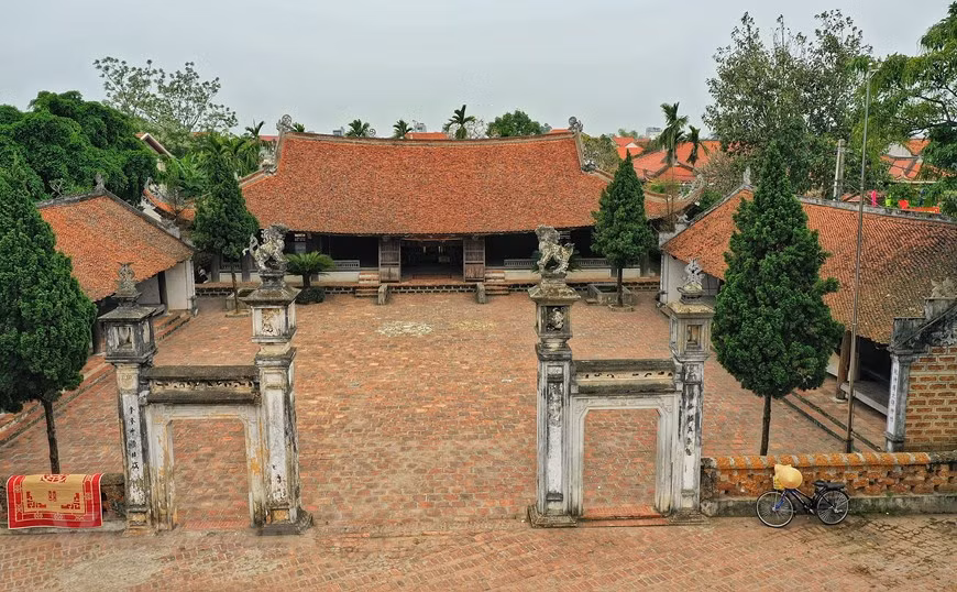  Le temple comprend ''Nghi môn'' (porte principale), la cour, ''Tả mạc'' (chambre sur le côté gauche), ''Hữu mạc'' (chambre sur le côté droit) et ''Đại đình'' (chambre principale). À l’extérieur du temple (à droite de la porte du temple) se trouve la chambre ''Xích hậu''. Photo: Vietnam+ 