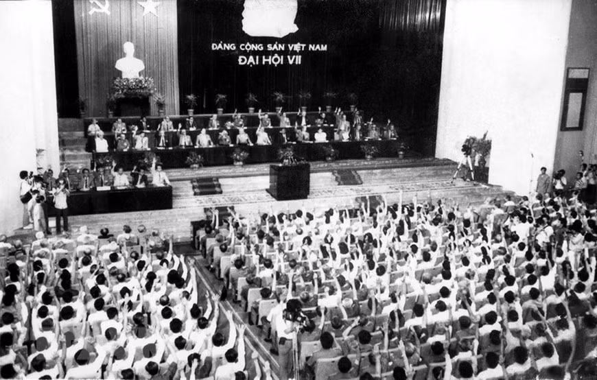 Le 7e Congrès national du Parti Communiste du Vietnam (PCV) a eu lieu du 24 au 27 juin 1991 à Hanoï avec la participation de 1.176 délégués, représentant les plus de 2 millions de membres du Parti dans l'ensemble du pays. Do Muoi a été élu le Secrétaire général. Photo: VNA 