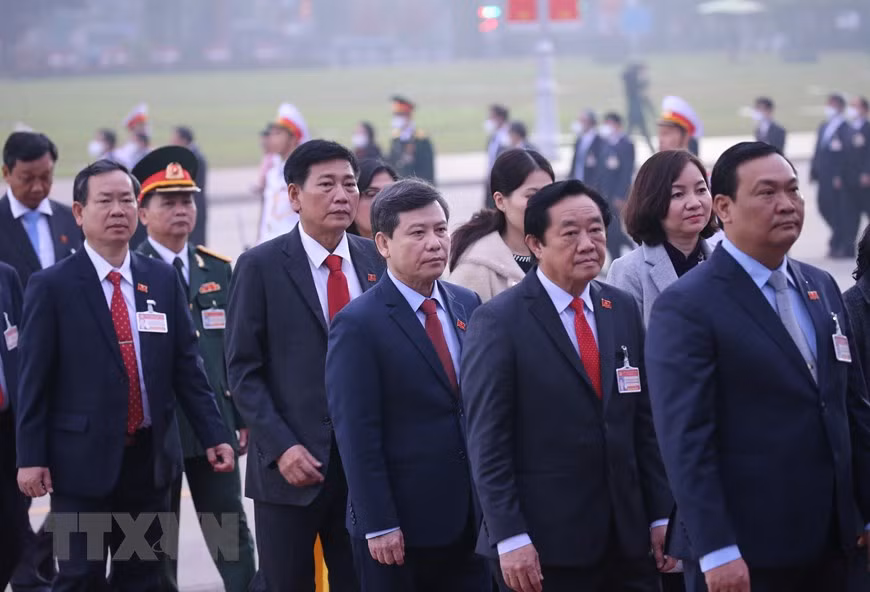  Les dirigeants du Parti et de l’État du Vietnam et des délégués ont déposé des couronnes de fleurs et rendu hommage au Président Ho Chi Minh en son mausolée à Hanoï avant l’ouverture du 13e Congrès national du Parti. Photo : VNA 
