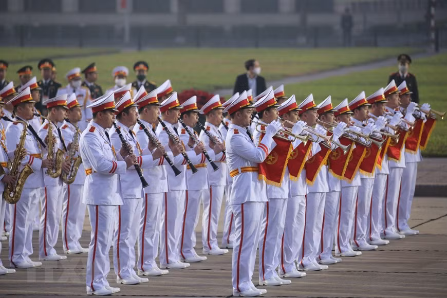  La troupe de musique de l'Armée populaire du Vietnam joue de la musique au mausolée du Président Hô Chi Minh. Photo : VNA 