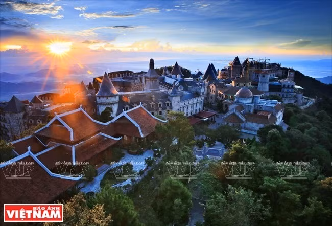  Un panorama du village français vu du pavillon de la contemplation Chuông (Lâu Chuông). Photo: VietnamIllustré 