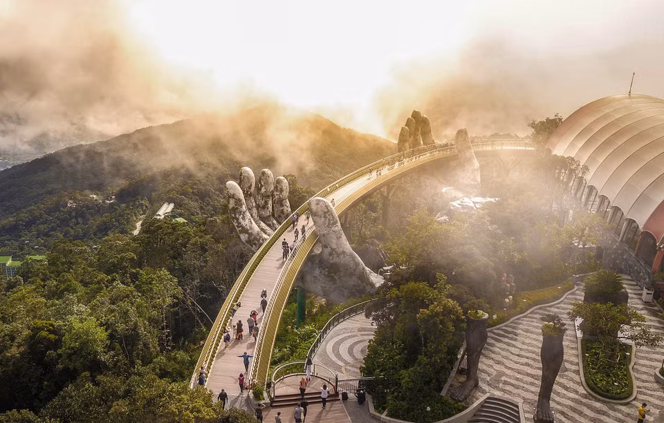  Le pont d'Or dans la ville côtière de Da Nang a été élu parmi les nouvelles merveilles du monde par de jeunes lecteurs du quotidien britannique Daily Mail. Photo: VNA 