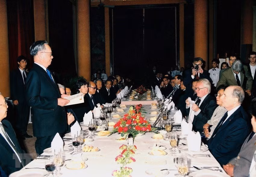  Le 9 février 1993, au palais présidentiel, le chef de l'État, Le Duc Anh, prononce un discours lors du banquet en l’honneur du président français François Mitterrand, en visite officielle au Vietnam. Photo: VNA 