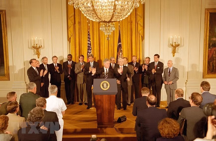  Dans la nuit du 11 juillet 1995, le président américain Bill Clinton déclare la normalisation des relations avec le Vietnam. Photo: VNA 