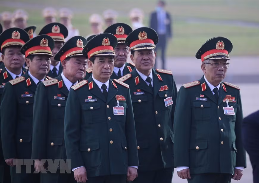  Les dirigeants du Parti et de l’État du Vietnam et des délégués ont déposé des couronnes de fleurs et rendu hommage au Président Hô Chi Minh en son mausolée à Hanoï avant l’ouverture du 13e Congrès national du Parti. Photo : VNA 