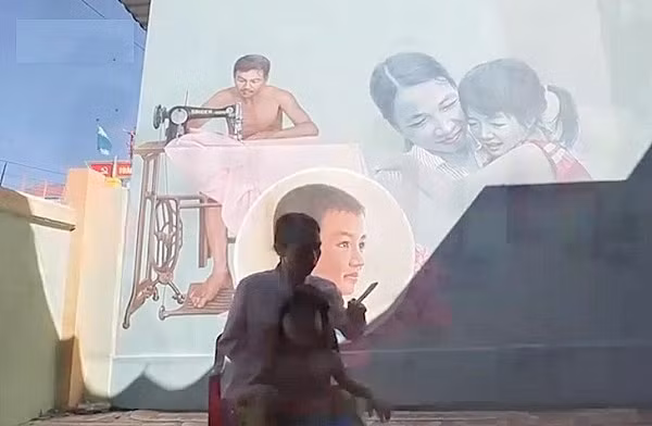 Les membres d'une famille deviennent les personnages d'une peinture.