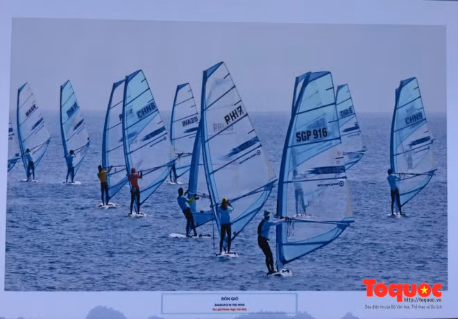 Défilé de planche à voile. 