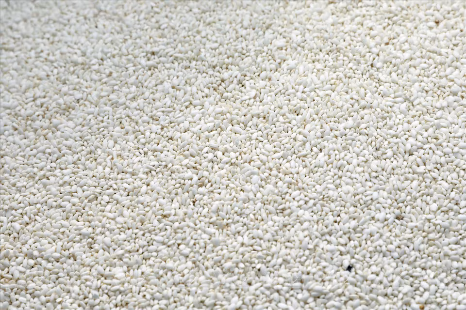 Le riz gluant parfumé est lavé, trempé dans l’eau pendant environ trois à quatre heures, retiré, égoutté, puis cuit à la vapeur. Lorsque le riz est bien cuit, on le met dans une mangeoire en bois et on le pilonne.