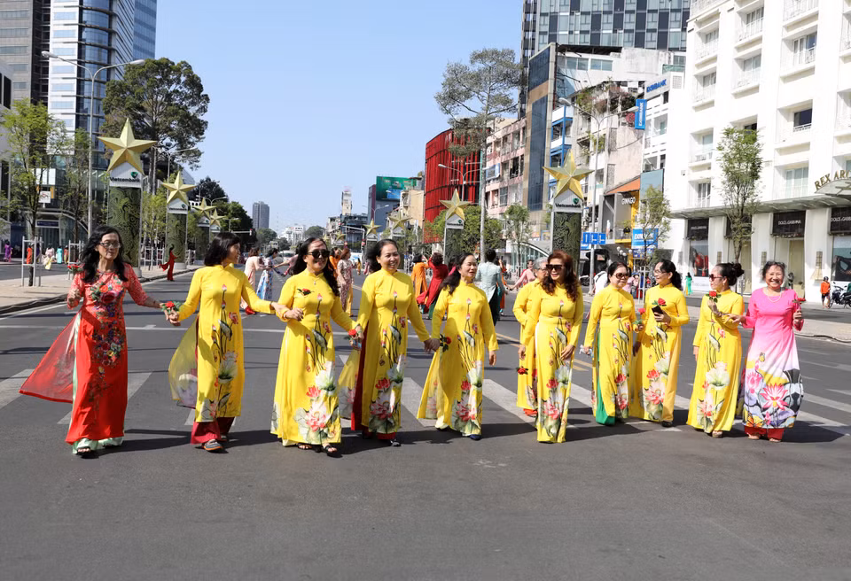 La 10e Fête de l’ao dai de Hô Chi Minh-Ville comprenait une kyrielle d'activités, notamment un programme d’art, des défilés et des expositions sur l’ao dài, un programme de remise d'ao dài à des ouvrières en situation difficile… 
