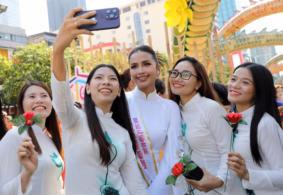 La fête est devenue au fil des années un événement culturel et touristique exceptionnel et le rendez-vous de tous les amoureux de cette tunique emblématique du Vietnam.