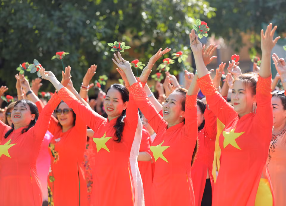 De nombreuses femmes portaient des ao dai aux couleurs du drapeau vietnamien.