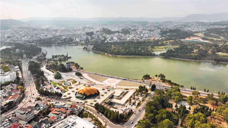 Panorama de la ville de Da Lat et du lac Xuan Huong.