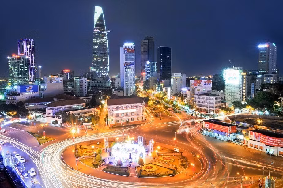 Hô Chi Minh-Ville est la capitale économique du pays, mais aussi un grand pôle touristique. Certains sites sont incontournables, notamment le marché Bên Thành, la cathédrale Notre-Dame, le Musée des vestiges de guerre, le Palais Thông Nhât (Réunification), la zone de loisirs de Suôi Tiên et la zone écotouristique de Vàm Sat-Cân Gio.