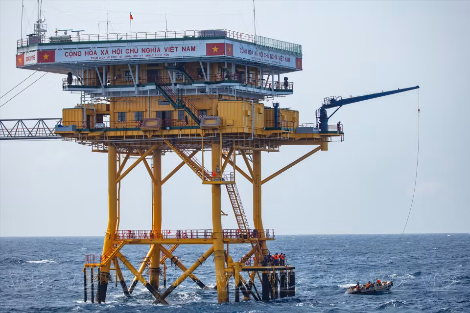 Le réseau de plates-formes DK1 est équipé d'équipements modernes, répondant bien aux missions de protection de la souveraineté maritime et insulaire. Photo: VI