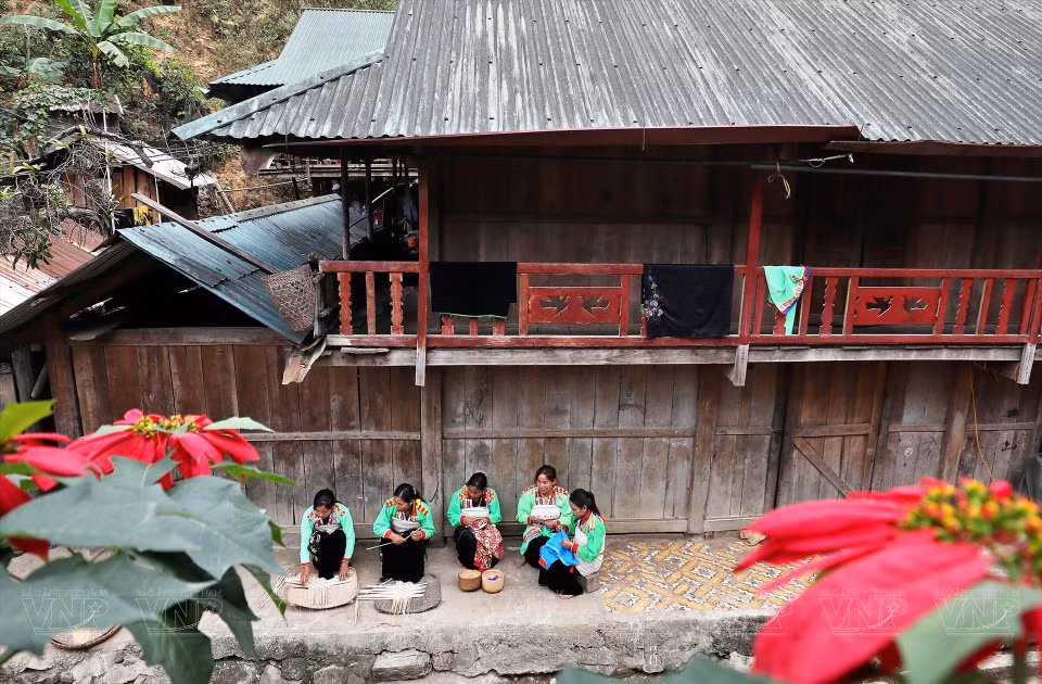 Les Mảng vivent dans des maisons traditionnelles.