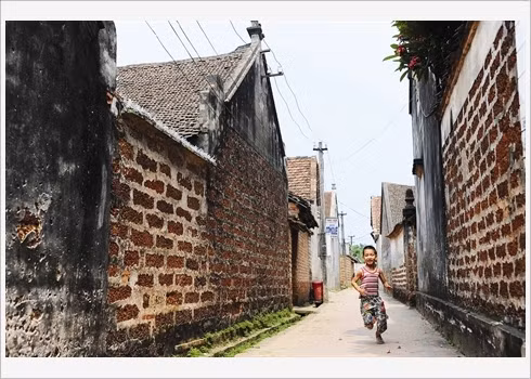 Dans l’une des rues du village.