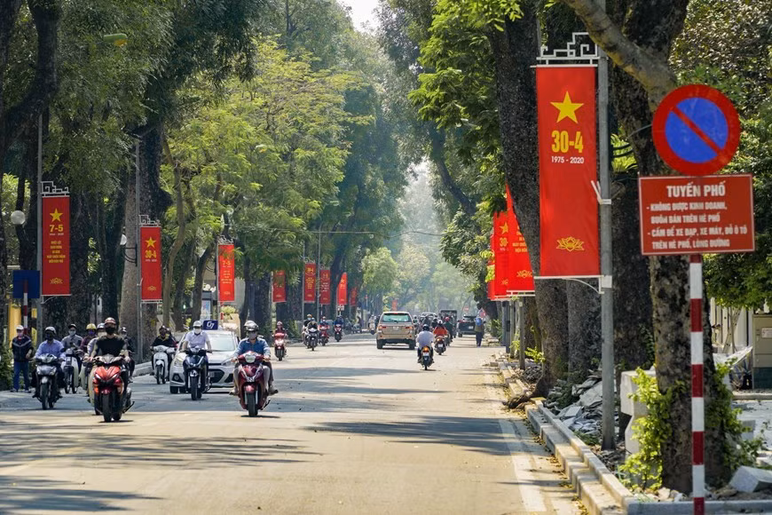 De nombreuses rues de Hanoï décorées de drapeaux et de slogans pour célébrer le 45e anniversaire de la libération du Sud et de la réunification nationale. Photo: VNA