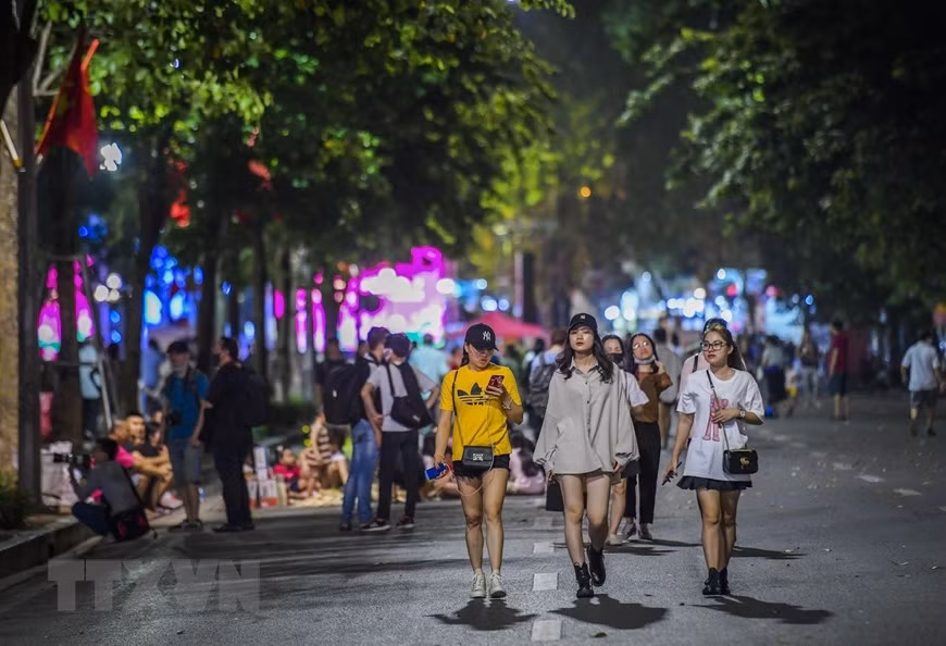 Le Vietnam a assoupli des mesures de distanciation sociale depuis le 23 avril et ses destinations touristiques ont rouvert leurs portes au public. Photo: VNA