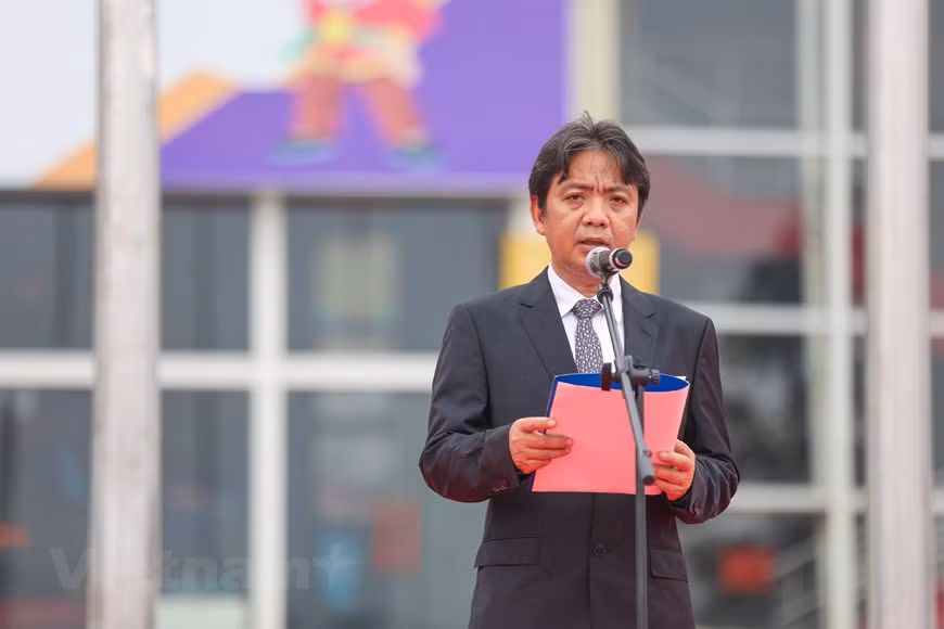 ''C'est la deuxième fois que le Vietnam a l'honneur d'être le pays hôte des SEA Games. C'est à la fois un droit ainsi qu'une obligation et une responsabilité du pays hôte pour l'Asie du Sud-Est. Ces deux dernières années, la pandémie de COVID-19 a fait changer les calendriers des événements sportifs dans le monde et la région, dont les SEA Games 31. Aujourd'hui, le comité d'organisation est très heureux de vous accueillir à Hanoï - le cœur du Vietnam. Malgré de nombreux difficultés et défis, avec la détermination du gouvernement et un grand soutien du peuple vietnamien comme des 11 autres pays d'Asie du Sud-Est, nous avons trouvé la confiance et la détermination pour organiser avec succès les SEA Games'', a souligné, le vice-ministre de la Culture, des Sports et du Tourisme, Hoang Dao Cuong. Photo: VietnamPlus 