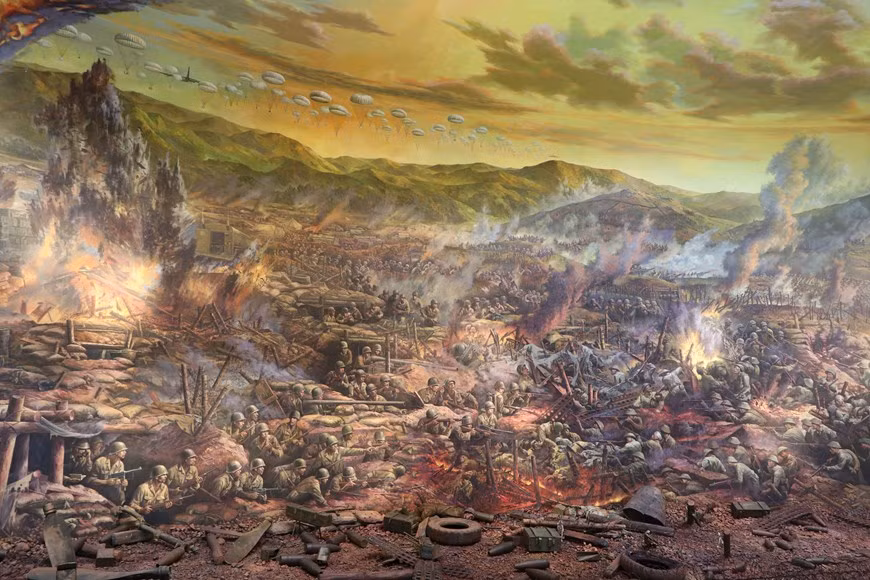  Ce tableau dévoile les paysages majestueux de la région du Nord-Ouest du Vietnam. Quatre scènes historiques sont reconstituées: "Toàn dân ra trận" (Tout le peuple va à la bataille), "Khúc dạo đầu hùng tráng" (Le prélude épique), "Cuộc đối đầu lịch sử" (La confrontation historique) et Chiến thắng Điện Biên" (La victoire de Diên Biên). Cette œuvre a non seulement une valeur historique, mais se veut aussi être un messager de la paix. Le tableau panoramique affirme le caractère indomptable de l’armée et du peuple vietnamiens, mais se veut aussi une œuvre attrayante pouvant plaire aux touristes se rendant dans la province de Diên Biên. Photo : Vietnamplus 
