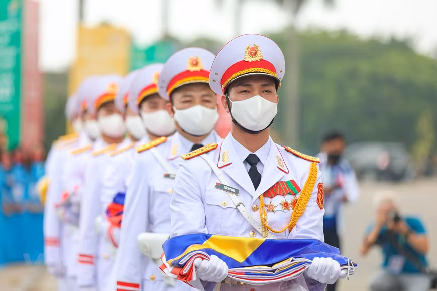  La cérémonie d'ouverture des 31es Jeux d'Asie du Sud-Est (SEA Games 31) aura lieu dans la soirée du 12 mai à Hanoï. L'événement promet d'apporter au public national et aux amis internationaux de belles images sur la culture et le peuple vietnamiens tout en véhiculant le message de ces SEA Games 31: ''Pour une Asie du Sud-Est plus forte''. Des images imprégnées de l'identité culturelle vietnamienne comme le bambou, le lotus, l'ao dai (tunique traditionnelle) ou le chapeau de conique apparaîtront dans ce programme. La chanson officielle des SEA Games 31 - ''Let's shine'' sera interprétée à la fin du spectacle d'ouverture et enchantera tous les cœurs vietnamiens. Photo: VietnamPlus 