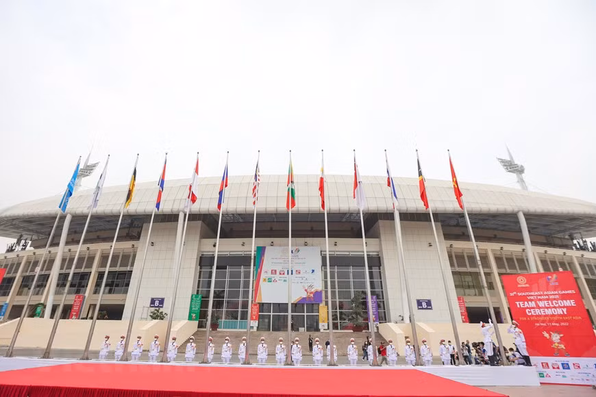  Les SEA Games 31, le plus grand événement sportif de la région, contribuent à renforcer la solidarité et l'amitié entre les pays de la région de l'ASEAN. Il s'agit également d'une opportunité "en or" que les localités et les entreprises touristiques vietnamiennes attendaient avec impatience. En effet, cet événement est organisé seulement quelques semaines après la réouverture du pays après deux ans de contrôle strict des frontières. Il s'agit ainsi d'un événement sans pareil pour faire rapidement la promotion du tourisme national auprès des amis étrangers. C'est pour cette raison que le secteur du tourisme vietnamien a intégré les SEA Games 31 dans sa communication et fera la promotion de l'image, de la culture et de la nature du Vietnam auprès du plus large public possible. Photo: VietnamPlus 