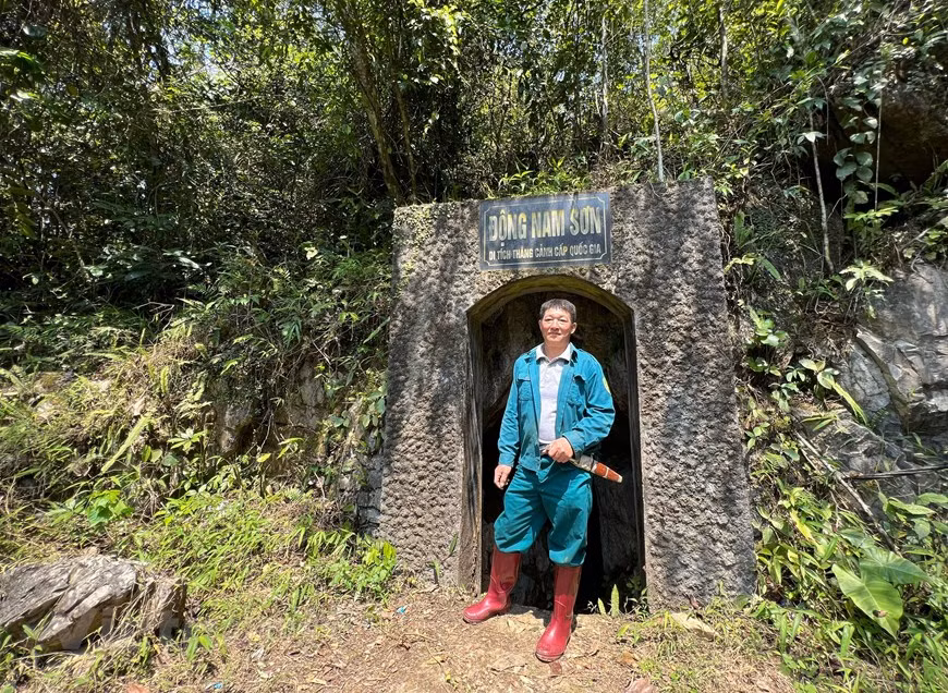  La grotte de Nam Son est située à près de 1.000 mètres dans le hameau de Ton, commune de Nam Son, district de Tan Lac, province de Hoa Binh. Il y a plus de dix ans, des habitants de la région se sont accidentellement égarés au cœur de la grotte et y ont trouvé une véritable beauté. Depuis, de nombreuses personnes sont venues pour l'explorer. La grotte de Nam Son est également appelée grotte de Ton par la population locale. La grotte mesure 455 mètres de long, 49 mètres de profondeur avec une grande surface lacustre, et l'eau est transparente toute l'année. Photo : Vietnamplus 