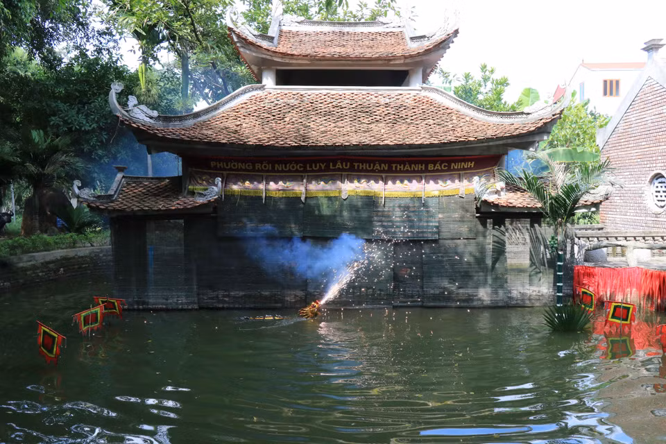  L’art des marionnettes sur l’eau du village de Dông Ngu se différencie de celui des autres villages par l’utilisation d'airs de quan ho (chants alternés) de Bac Ninh comme musique de base. Photo : VNA 