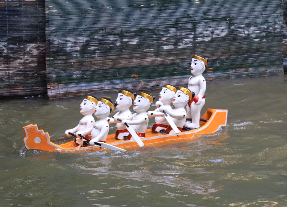  Une scène de course de bateaux. Photo: VNA 