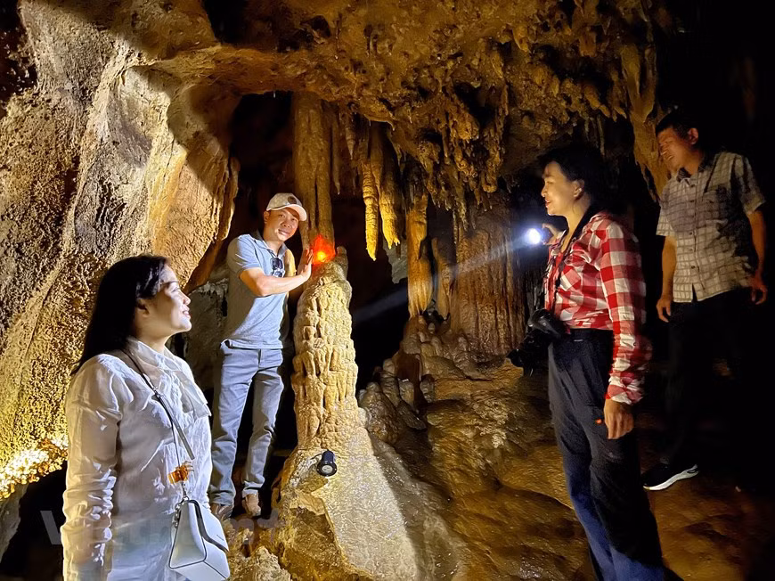  Le col de Da Trang est un des arrêts les plus réputés avant de se rendre à Mai Châu (province de Hoà Binh) ou Môc Châu (province de Son La, Nord). Depuis la centrale hydroélectrique de Hoà Binh, les visiteurs continuent sur la Nationale 6 et atteignent Da Trang après 47 km de route sinueuse. La particularité du col de Da Trang est la couleur blanche de la pierre à cause des affleurements calcaires. Il s’agit d’une halte à ne pas manquer avant d’arriver à Mai Châu ou Môc Châu. Les touristes peuvent, à loisir, utiliser les "flycam" pour prendre des photos du panorama. Photo : Vietnamplus 