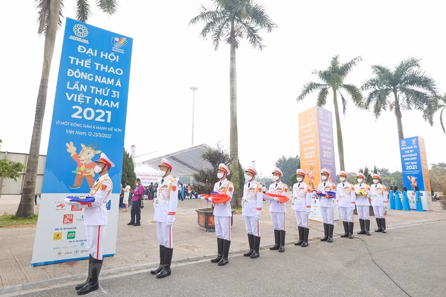  Selon la directrice générale adjointe de l'Administration des sports du Vietnam, Le Thi Hoang Yen, le Vietnam a fait de grands efforts pour organiser le plus grand événement sportif de la région. A côté de la rénovation du stade de My Dinh depuis fin 2021, bien d'autres sites de compétitions ont été modernisés. Par exemple, le stand de tir du Centre national d'entraînement sportif a été mis à niveau pour répondre aux normes de qualité asiatiques. Avec des équipements entièrement importés, il est devenu l'un des meilleurs stands de tir d'Asie du Sud-Est. De même, les deux gymnases de Bac Giang et Quang Ninh, chacun d'une capacité de près de 5.000 places, sont munis d'équipements modernes pour les épreuves de badminton et de volley-ball. Photo: VietnamPlus 