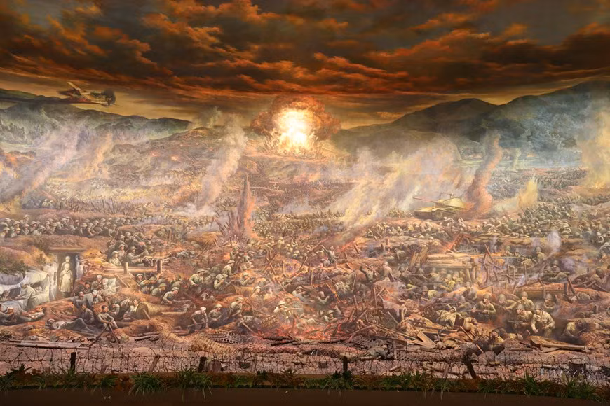  La troisième scène s’intitule ''Cuộc đối đầu lịch sử'' (La confrontation historique) et montre la férocité sur le champ de bataille. Les vestiges de la bataille de Dien Bien Phu ont aujourd’hui de grandes valeurs historiques. L’ensemble des vestiges de la bataille de Dien Bien Phu comprend 45 vestiges répartis dans huit sites principaux : la maison d’exposition sur la victoire de Dien Bien Phu, le QG souterrain du général français de Castries, la colline A1, le poste de commandement dans la commune de Muong Phang, le monument de la victoire de Dien Bien Phu dans la ville éponyme, le statue d’acheminement d’un canon dans la commune de Na Nhan, la colline de Him Lam et le terrain dans la commune de Muong Phang. Photo : Vietnamplus 
