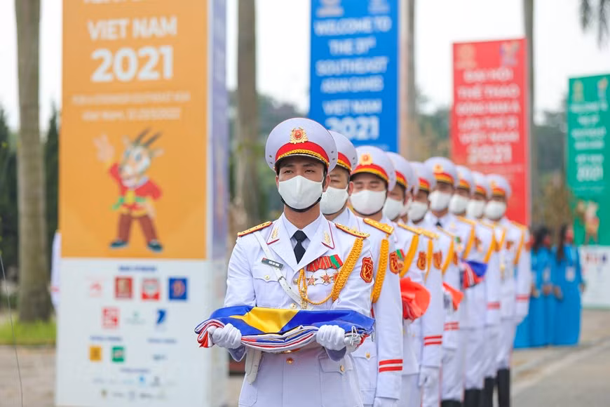  La cérémonie de lever des drapeaux dans le cadre des 31es Jeux d'Asie du Sud-Est (SEA Games 31) a eu lieu solennellement le 11 mai au stade national de My Dinh, à Hanoï. L'événement a attiré la présence du vice-ministre de la Culture, des Sports et du Tourisme, Hoang Dao Cuong, du vice-président du Comité populaire municipal de Hanoï, Chu Xuan Dung, des responsables des agences concernées et des représentants des pays participants. Cette cérémonie de lever des drapeaux visait à honorer la présence des pays participants, à saluer les délégations sportives invitées, à encourager l'esprit sportif des athlètes sans oublier de mettre en valeur la culture vietnamienne. Photo: VietnamPlus 