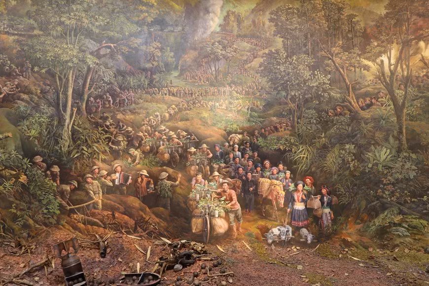  La première scène baptisée ''Toàn dân ra trận'' (Tout le peuple va à la bataille) illustre des des personnes transportant à vélo et à dos d’animaux des produits de première nécessité destinés aux soldats. Au cours de la bataille de Dien Bien Phu, l'armée vietnamienne combina en effet de nombreux modes de transport différents et possédait le plus grand nombre de vélos militaires de l'histoire. Selon Historynet.com, à cette époque, ce sont pas moins de 60.000 personnes qui utilisèrent un vélo pour cette campagne militaire historique. Le maintien de la piste de ravitaillement par vélos a complexifié la situation pour l'armée coloniale française. Non seulement il n'était pas possible d'avoir suffisamment d'avions pour détruire cette piste, mais les colonialistes français eurent aussi du mal à identifier les cibles car le vélo se déplace de façon invisible dans la jungle. Photo : Vietnamplus 