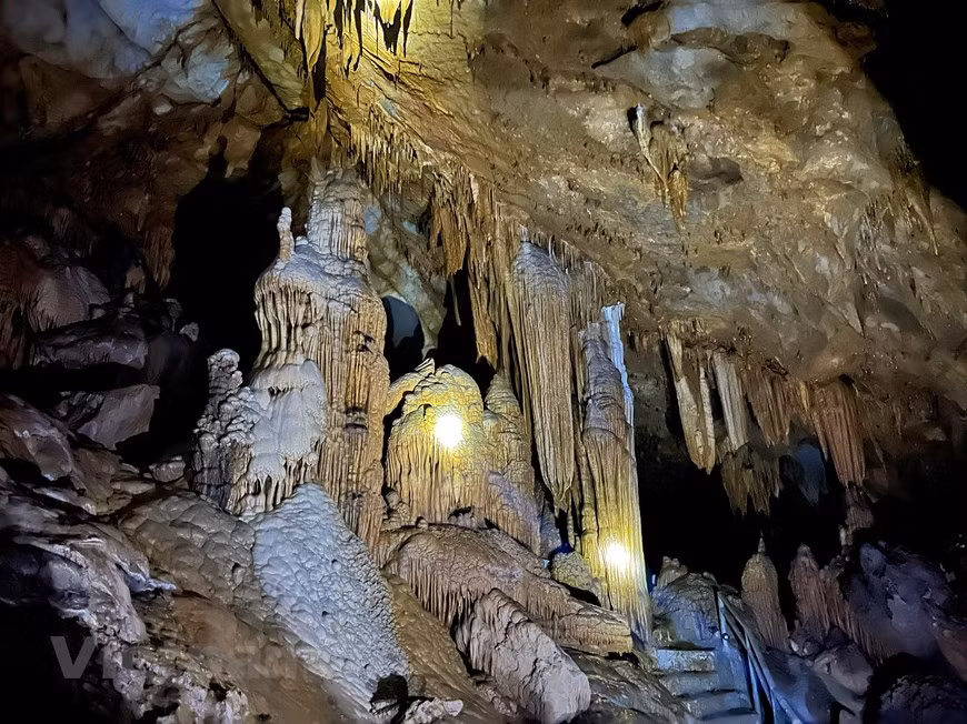 Les autorités de la commune de Nam Son ont sensibilisé les habitants locaux à la protection des valeurs et des ressources touristiques de cette grotte. Elles ont investi dans certains éléments tels que les marches pour monter et descendre, le système d'éclairage, la formation des guides touristiques. Le 25 juillet 2019, le district de Tan Lac a inauguré un site du tourisme communautaire dans la commune de Nam Son en vue d'exploiter le potentiel touristique de Nam Son en association avec la préservation des valeurs culturelles de l'ethnie Muong. Depuis, le développement du tourisme contribue à la réduction durable de la pauvreté. Photo : Vietnamplus 