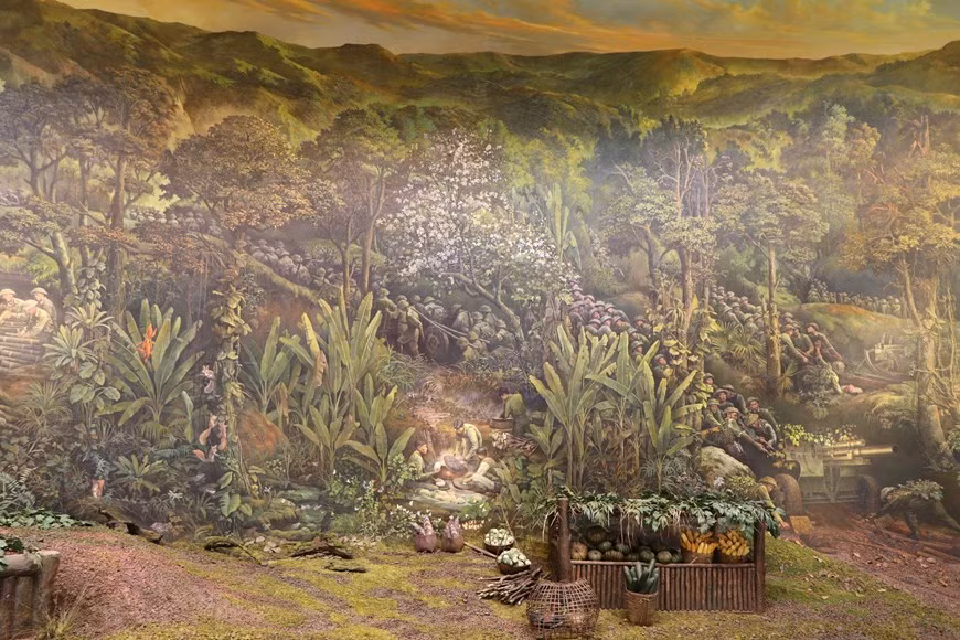  Cette scène montre des soldats vietnamiens tirant le canon sur le champ de bataille. Dans la campagne de Diên Biên Phu, le Parti et le président Hô Chi Minh ont rassemblé la force du grand bloc d'union nationale, mobilisé et valorisé le patriotisme et l'amour du peuple pour le régime dans la guerre de résistance, afin d’amener les ressources nécessaires, humaines et matérielles, sur la ligne de front. Selon le général de brigade, Nguyen Hoang Nhien, directeur de l'Institut d'histoire militaire du Vietnam, sous l'égide du Président Hô Chi Minh, ''le Parti, l’armée et le peuple ont été mobilisés, remportant des victoires importantes dans la longue guerre de résistance. En outre, la lutte sur le front diplomatique a toujours été prioritaire, afin de profiter du soutien international''. Photo : Vietnamplus 