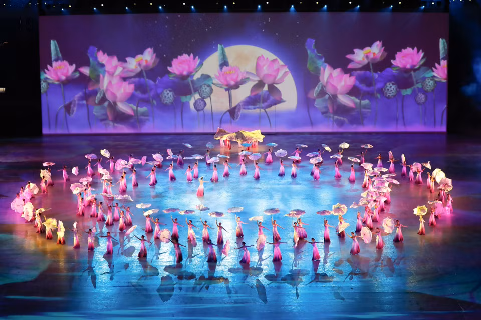  Le spectacle de danse artistique nommé "Âme du lotus vietnamien" réunit un grand nombre d'acteurs et d'artistes. Photo : VNA 