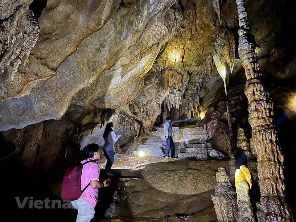  N’importe où autour du réservoir, il est possible de randonner, de faire du vélo et même de louer des canoës. Grâce à son environnement paisible et à sa richesse culturelle, cet endroit est devenu une destination touristique de choix. Dans cet espace culturel préservé, les visiteurs sont immergés dans la vie locale des ethnies. Les broderies traditionnelles des Dao Tiên attirent l’attention de nombreux touristes, surtout étrangers. La région autour du réservoir de Hoà Binh peut se visiter en toute saison. Que ce soit au printemps, en été, en automne ou en hiver, vous découvrirez des paysages à couper le souffle et rencontrerez des habitants très hospitaliers. Photo : Vietnamplus 