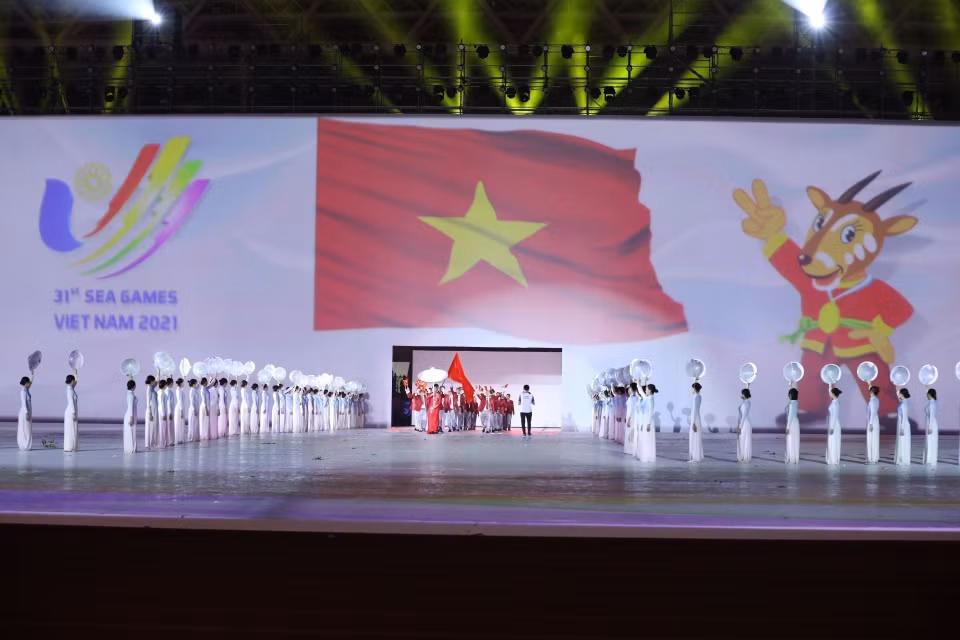 La délégation sportive vietnamienne défile au stade national de My Dinh, à Hanoï. Photo : VNA 