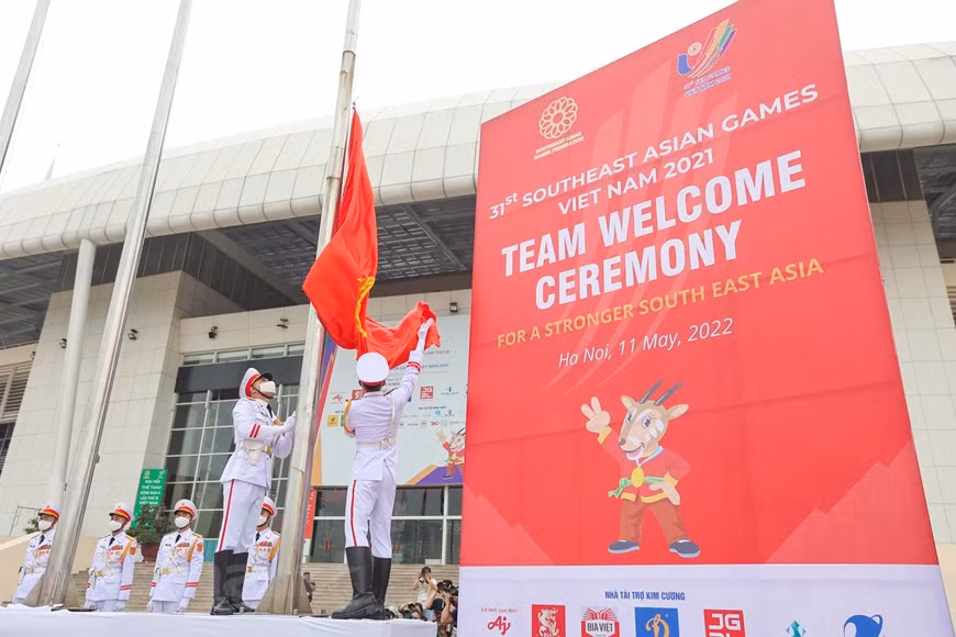  Le Comité d’organisation des SEA Games 31 a émis un ensemble de badges permettant d'identifier les véhicules au service de cet événement sportif régional. Le ministère des Transports a déclaré le 4 mai avoir demandé au Département de la Police de la circulation du ministère de la Sécurité publique d'informer ses unités compétentes des images des badges pour garantir la fluidité du trafic lors des SEA Games 31. La Direction des routes du Vietnam a demandé à la compagnie générale d'investissement et de développement des autoroutes du Vietnam, aux investisseurs et aux entreprises concernées d'assister les véhicules au service des SEA Games 31. Photo: VietnamPlus 