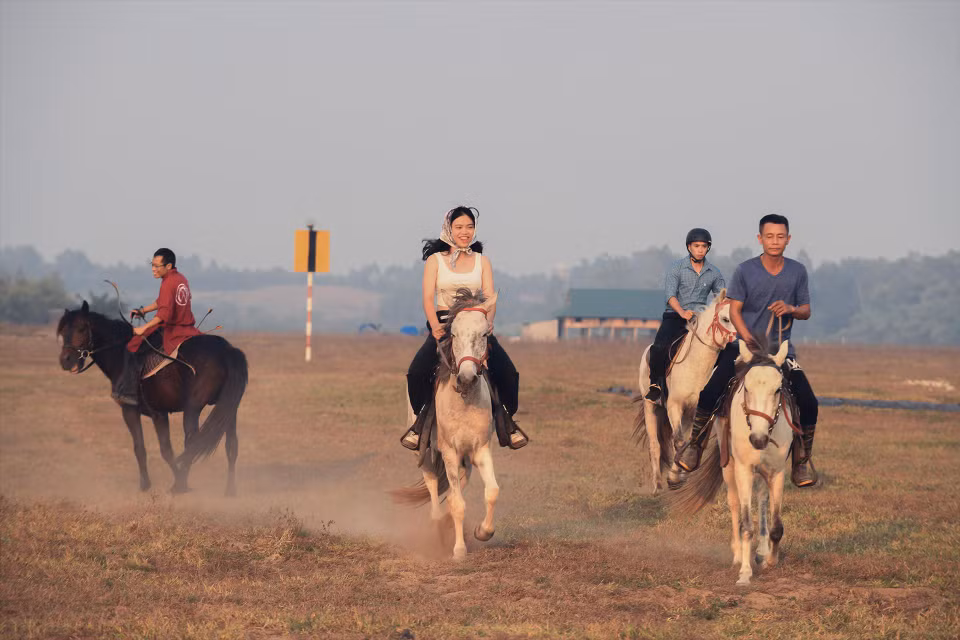 Le club compte actuellement une trentaine de chevaux de races différentes, dont la plupart sont importés d'Europe. Photo: Vietnam illustré 