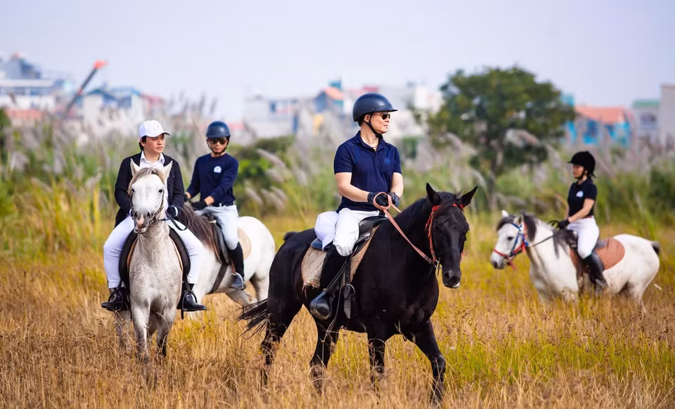 Après avoir suivi le cours, de nombreux membres du club ont achetés des chevaux pour assouvir leur passion. Photo: Vietnam illustré 