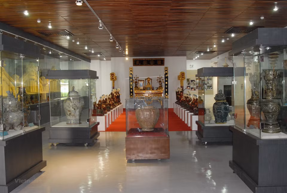 La construction du musée est assurée par un joint-venture entre l'Allemand GMP International GmbH-Inros Lackner AG et la Compagnie générale d'import-export et de construction du Vietnam (Vinaconex). Des dizaines de milliers d'objets reflètant l'histoire du développement de Hanoï sont exposés dans différentes sections, permettant aux spectateurs de mieux connaître l'histoire de leurs ancêtres et de la capitale millénaire au travers des innombrables monuments historiques et culturels dont elle regorge. Le bâtiment abritera également des salles de réunions, des bibliothèques ainsi que des espaces réservés à la conservation des objets. Le Musée de Hanoï est devenu une destination habituelle pour les visiteurs vietnamiens et étrangers. Photo: Vietnam+