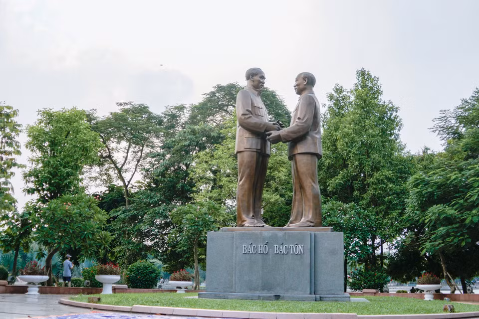 Installée sur l'île de Thong Nhat (Unification), dans le parc homonyme au quartier de Phuong Lien, arrondissement de Dong Da, la statue de Oncle Ho - Oncle Ton en alliage, de 5,4 mètres de haut et d'un poids de 20 tonnes, a été inauguré le 3 octobre 2010. Il s’agit d’un cadeau du Comité du Parti, de l'administration et de la population de Ho Chi Minh-Ville à Hanoï à l'occasion du Millénaire de Thang Long - Hanoï. Créée par l'artiste Lam Quang Noi, elle représente le président Ho Chi Minh serrant la main de Ton Duc Thang lorsque celui-ci a été élu vice-président du pays en 1960. Photo: Vietnam+