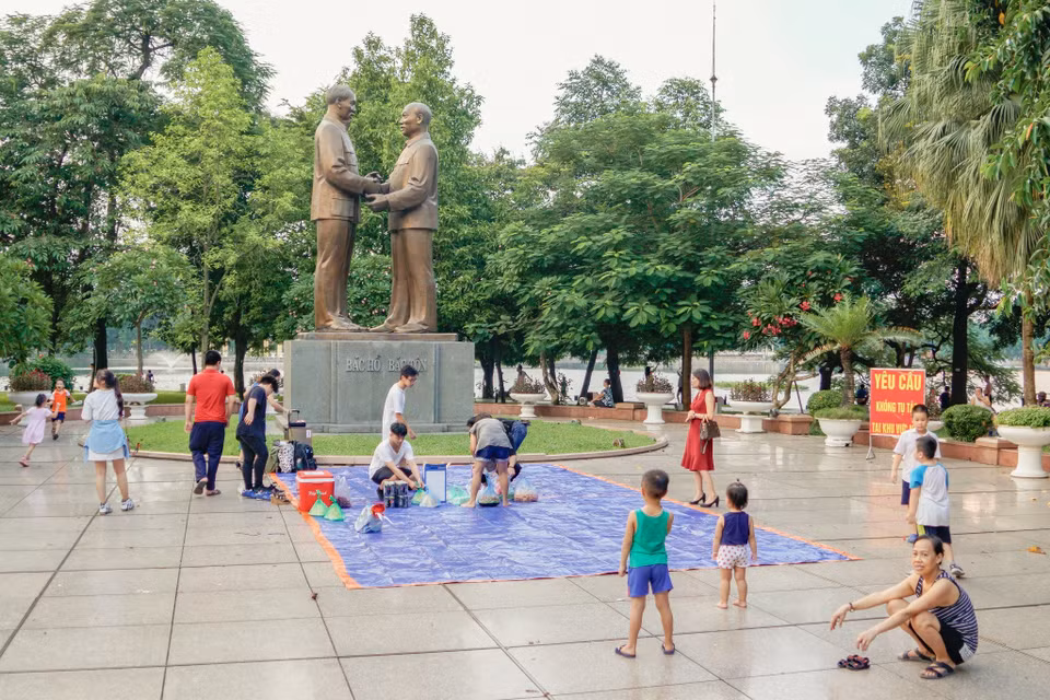 En plus d'honorer ces deux grands dirigeants, l'ouvrage symbolise la solidarité et l'unité entre les deux plus grandes villes du Vietnam. Ho Chi Minh a été le premier Président de la République démocratique du Vietnam de 1945 à 1969. Ton Duc Thang a été son successeur de 1969 à 1980. L'Oncle Hô, le héros de la révolution vietnamienne, dirigeant du Parti, de l'Armée et de la population, a surmonté bien des difficultés pour obtenir la victoire. L'Oncle Ton, ami sincère du Président Ho Chi Minh, a consacré toute sa vie à l'indépendance de la Patrie, au bonheur du peuple. Les Oncles Ho et Ton constituent des symboles brillants du patriotisme, du respect de la population, de l'idéal révolutionnaire, de lutte pour l'indépendance et de construction nationale. Photo: Vietnam+