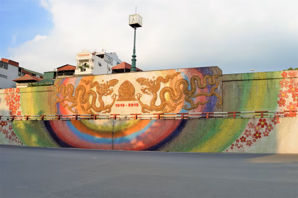 Pour se protéger des crues du fleuve Rouge, la ville de Hanoï, née en 1010 et capitale du Vietnam, a construit une longue digue. Démarrée en 2007 et inaugurée le 25 septembre 2010, la «Route de la céramique au bord du fleuve Rouge», qui fait actuellement partie de la digue, couvre 4km de long et traverse les arrondissements de Tay Ho, de Ba Dinh, de Hoan Kiem et de Hai Ba Trung. Le mur de 95 cm de hauteur est devenu le support du plus long mosaïque de céramique du monde reconnu par le livre Guinness. Le 30 août 2008, le projet «Route de la céramique au bord du fleuve Rouge» a reçu le prix «Bui Xuan Phai - Pour l'amour de Hanoï», une grande récompense réservée aux projets importants pour la capitale vietnamienne. Photo: Vietnam+